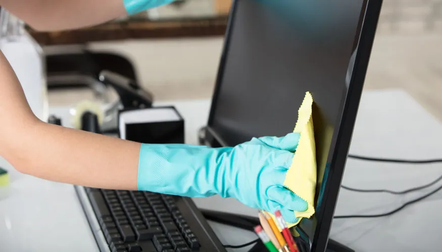 تنظيف المكاتب والكمبيوترات والاجهزة الالكترونية بواسطة افضل خبراء التنظيف