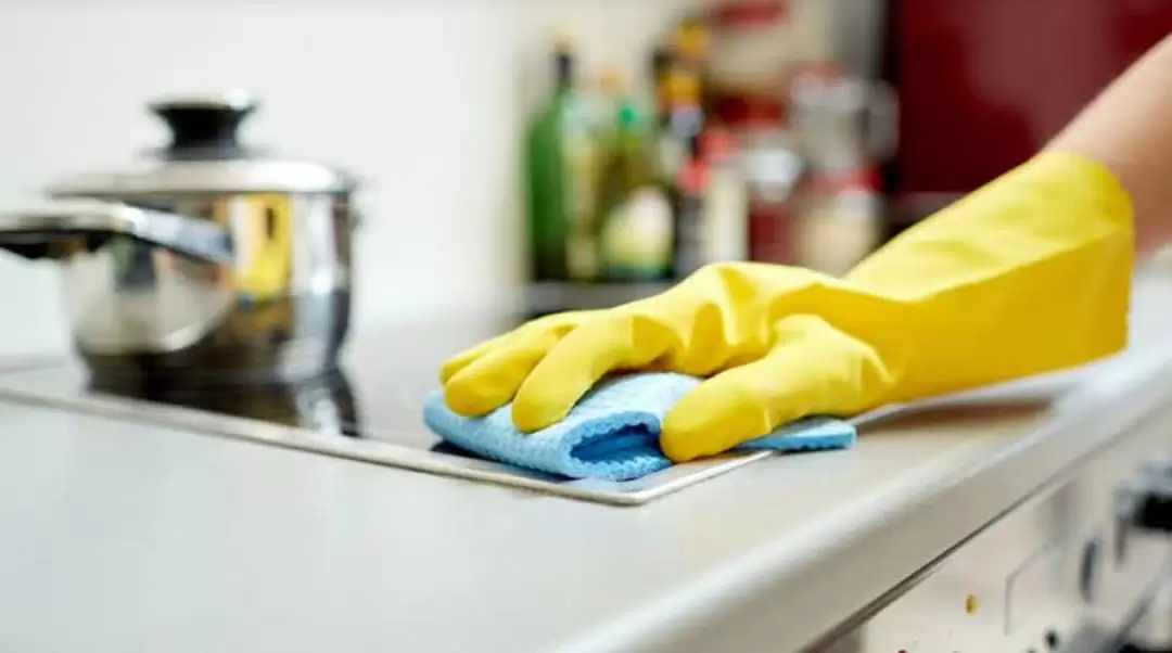سيدة تقوم بتنظيف المطبخ والبوتجاز