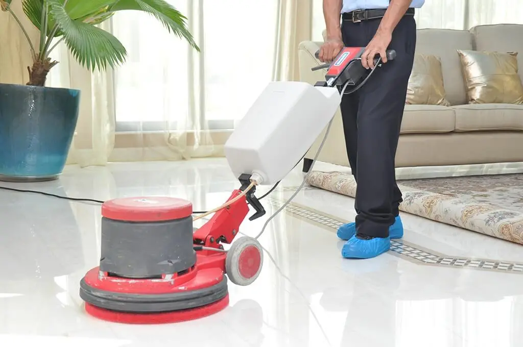 رجل يقوم بتلميع وتنظيف الارضيات وجلي الرخام