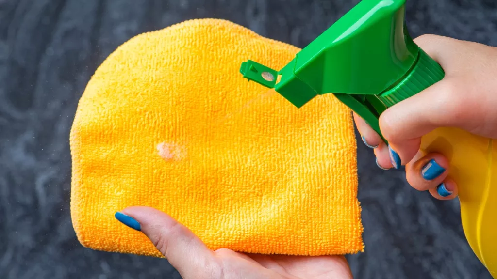 الفوط والمواد المخصصة لتنظيف وتلميع الرخام والجرانيت