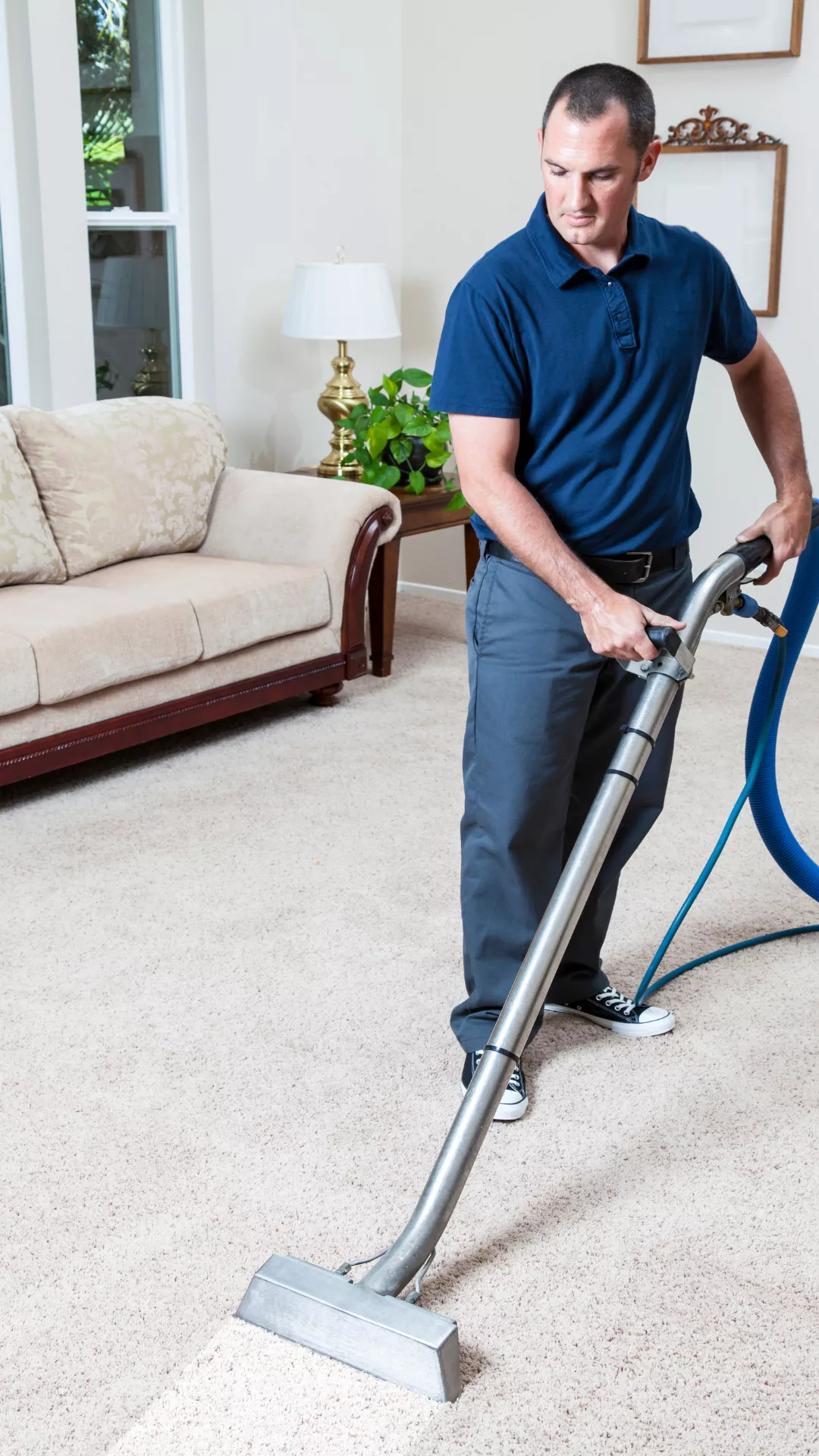 عامل نظافة يقوم بتنظيف السجاد بالبخار