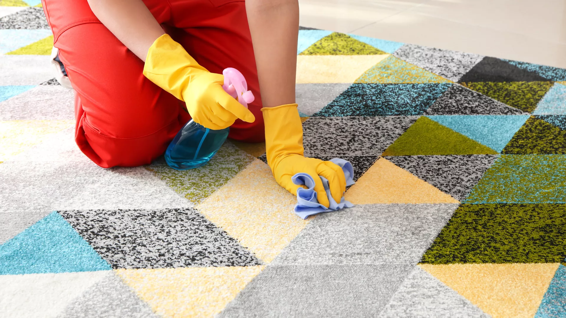 عامل نظافة يقوم بتنظيف البقع باستخدام افضل واجود مواد التنظيف